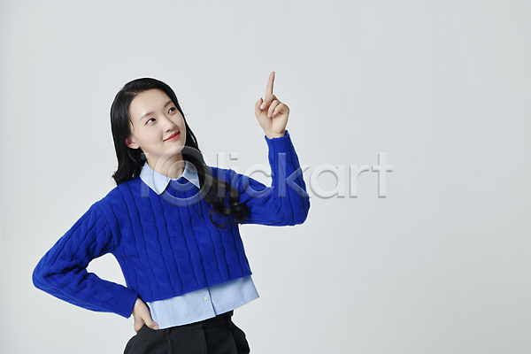 20대 성인 성인여자한명만 여자 한국인 한명 JPG 앞모습 포토 가리킴 미소(표정) 상반신 스튜디오촬영 실내 올려보기 허리손