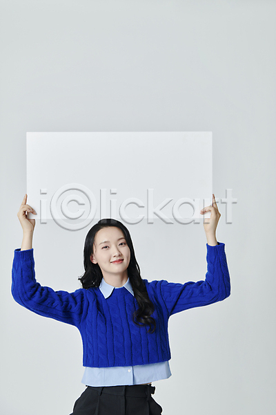 20대 성인 성인여자한명만 여자 한국인 한명 JPG 앞모습 포토 들기 미소(표정) 배너 사각형 상반신 스튜디오촬영 실내 프레임