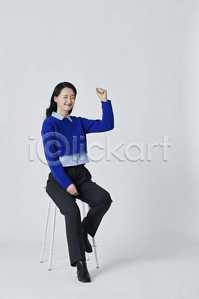 20대 성인 성인여자한명만 여자 한국인 한명 JPG 앞모습 포토 눈감음 미소(표정) 스튜디오촬영 실내 앉기 응원 전신 파이팅