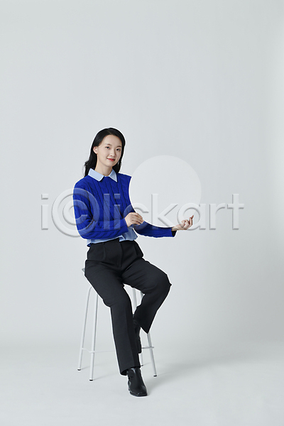 20대 성인 성인여자한명만 여자 한국인 한명 JPG 앞모습 포토 들기 배너 스튜디오촬영 실내 앉기 원형 전신 프레임