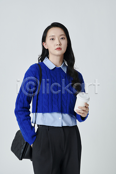 20대 성인 성인여자한명만 여자 한국인 한명 JPG 앞모습 포토 들기 상반신 스튜디오촬영 실내 응시 주머니손 컵