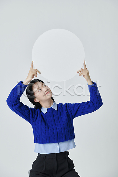 20대 성인 성인여자한명만 여자 한국인 한명 JPG 앞모습 포토 들기 배너 상반신 스튜디오촬영 실내 앉기 원형 프레임