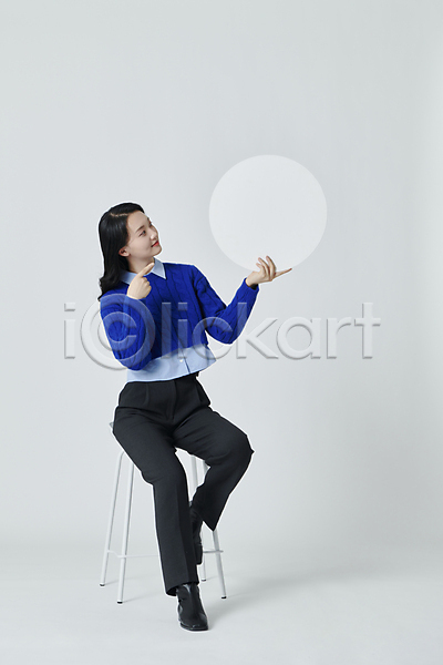 20대 성인 성인여자한명만 여자 한국인 한명 JPG 앞모습 포토 가리킴 들기 배너 스튜디오촬영 실내 앉기 원형 전신 프레임