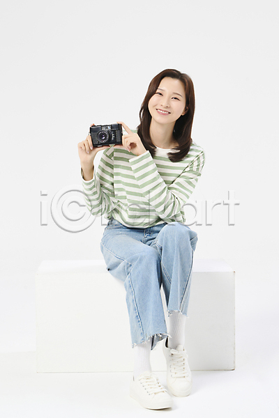 자유 청춘(젊음) 20대 성인 성인여자한명만 여자 한국인 한명 JPG 앞모습 포토 들기 스튜디오촬영 앉기 여행 전신 카메라 휴가
