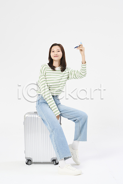 자유 청춘(젊음) 20대 성인 성인여자한명만 여자 한국인 한명 JPG 앞모습 옆모습 포토 들기 비행기 스튜디오촬영 앉기 여행 전신 캐리어 휴가