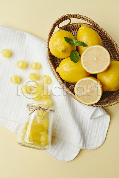 사람없음 JPG 근접촬영 포토 노란색 디저트 레몬 사탕 스튜디오촬영 유리병 화이트데이