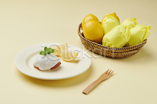 사람없음 JPG 포토 나무포크 노란색 디저트 레몬 스튜디오촬영 케이크