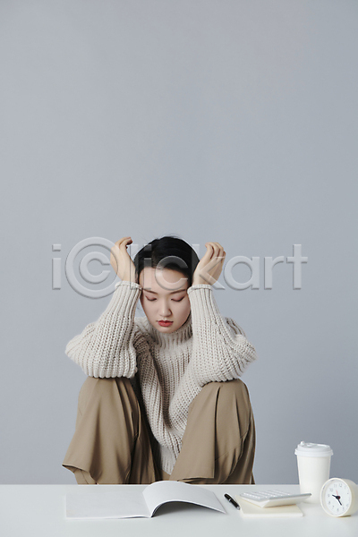 고민 우울감 피곤 20대 성인 성인여자한명만 여자 청년 한국인 한명 JPG 앞모습 포토 내려보기 두통 상반신 스튜디오촬영 앉기 웅크림