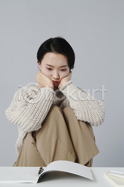 고민 우울감 피곤 20대 성인 성인여자한명만 여자 청년 한국인 한명 JPG 앞모습 포토 내려보기 상반신 스튜디오촬영 앉기 웅크림 턱괴기