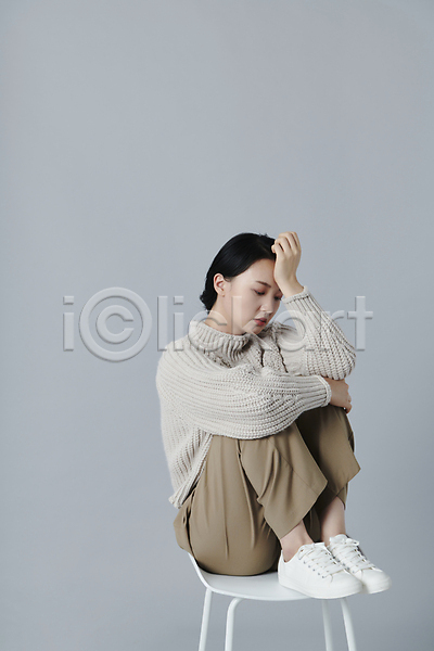 우울감 피곤 20대 성인 성인여자한명만 여자 청년 한국인 한명 JPG 옆모습 포토 두통 스튜디오촬영 앉기 웅크림 의자 전신