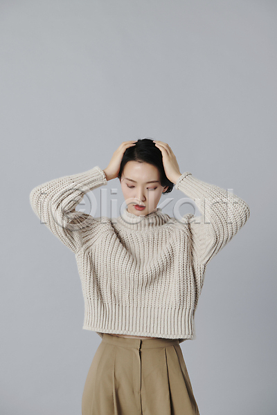 우울감 피곤 20대 성인 성인여자한명만 여자 청년 한국인 한명 JPG 앞모습 포토 두통 상반신 스튜디오촬영 잡기 힘듦
