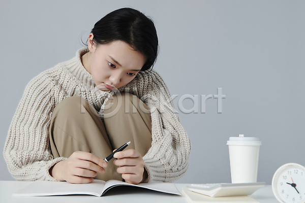 고민 우울감 피곤 20대 성인 성인여자한명만 여자 청년 한국인 한명 JPG 앞모습 포토 들기 볼펜 상반신 스튜디오촬영 앉기 책상