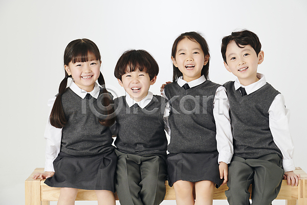 함께함 남자 소녀(어린이) 소년 어린이 어린이만 여러명 여자 한국인 JPG 앞모습 포토 교복 미소(표정) 상반신 스튜디오촬영 실내 앉기 웃음 친구