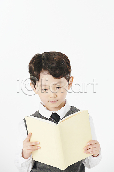 남자 소년 소년한명만 어린이 한국인 한명 JPG 앞모습 포토 교복 독서 들기 상반신 스튜디오촬영 실내 책