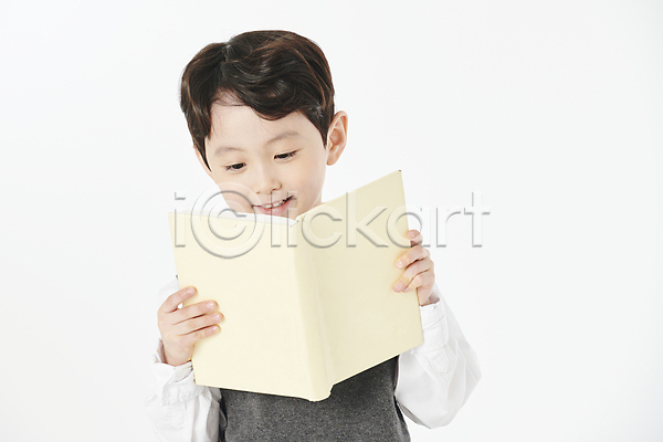 남자 소년 소년한명만 어린이 한국인 한명 JPG 앞모습 포토 교복 독서 들기 상반신 스튜디오촬영 실내 웃음 책