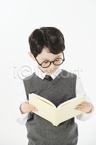 남자 소년 소년한명만 어린이 한국인 한명 JPG 앞모습 포토 교복 내려보기 독서 들기 상반신 스튜디오촬영 실내 안경낌 책