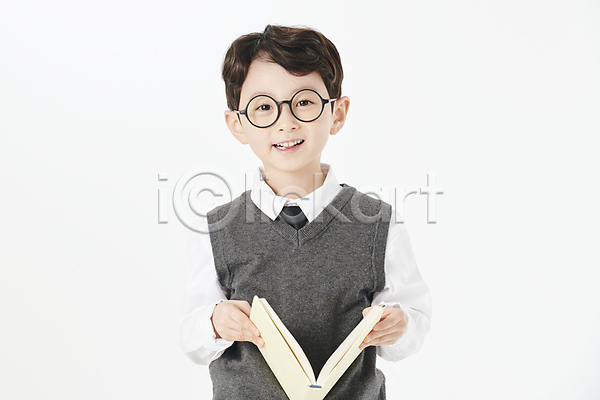 남자 소년 소년한명만 어린이 한국인 한명 JPG 앞모습 포토 교복 독서 들기 미소(표정) 상반신 스튜디오촬영 실내 안경낌 책