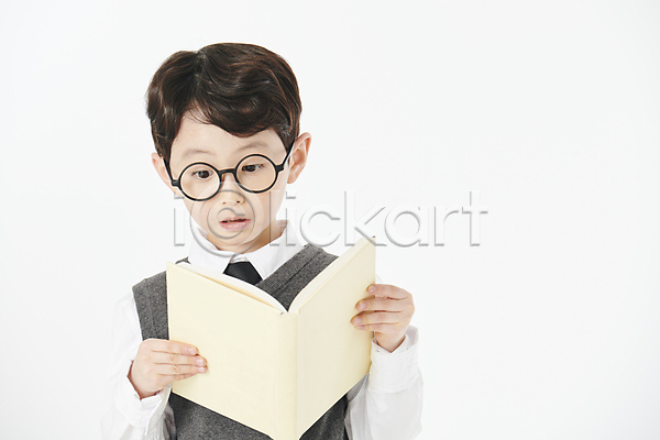 남자 소년 소년한명만 어린이 한국인 한명 JPG 앞모습 포토 교복 독서 들기 상반신 스튜디오촬영 실내 안경낌 책