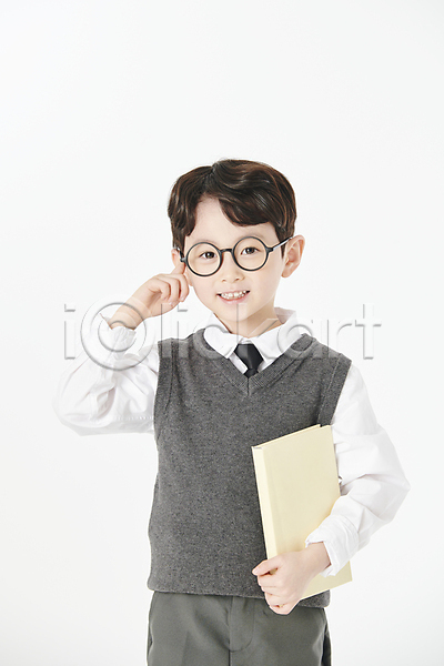 남자 소년 소년한명만 어린이 한국인 한명 JPG 앞모습 포토 교복 들기 미소(표정) 상반신 스튜디오촬영 실내 안경낌 책