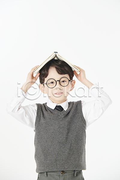 남자 소년 소년한명만 어린이 한국인 한명 JPG 앞모습 포토 교복 들기 상반신 스튜디오촬영 실내 안경낌 책