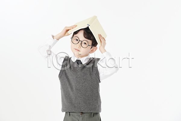 남자 소년 소년한명만 어린이 한국인 한명 JPG 앞모습 포토 교복 들기 상반신 스튜디오촬영 실내 안경낌 책