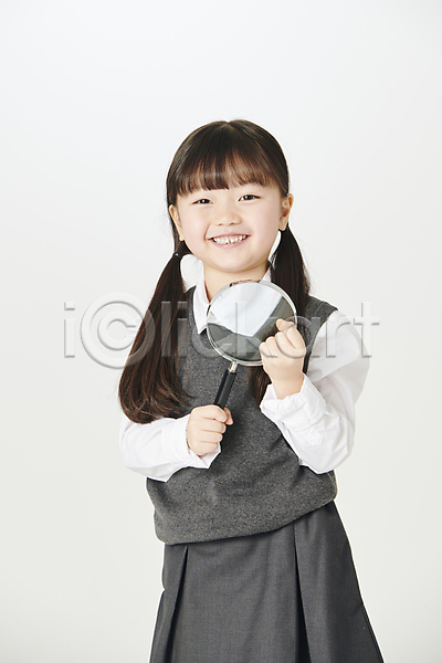 소녀(어린이) 소녀한명만 어린이 여자 한국인 한명 JPG 앞모습 포토 관찰 교복 돋보기 들기 상반신 스튜디오촬영 실내