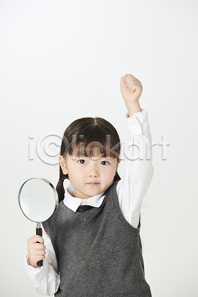 소녀(어린이) 소녀한명만 어린이 여자 한국인 한명 JPG 앞모습 포토 관찰 교복 돋보기 들기 상반신 손들기 스튜디오촬영 실내
