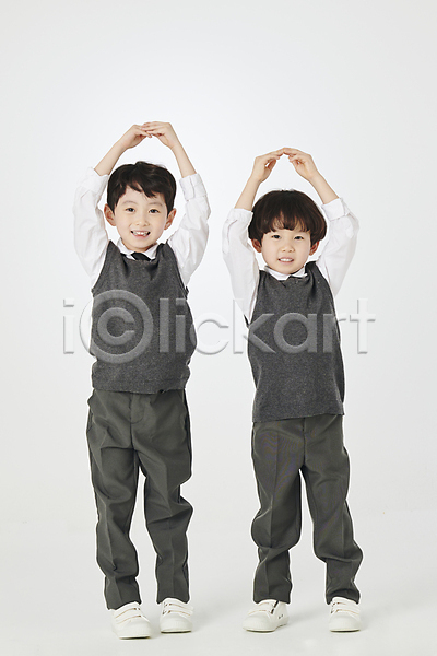 남자 두명 소년 소년만 어린이 한국인 JPG 앞모습 포토 O 교복 미소(표정) 서기 손들기 스튜디오촬영 실내 원형 전신 친구