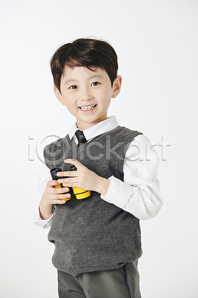 남자 소년 소년한명만 어린이 한국인 한명 JPG 앞모습 포토 교복 들기 망원경 미소(표정) 상반신 스튜디오촬영 실내