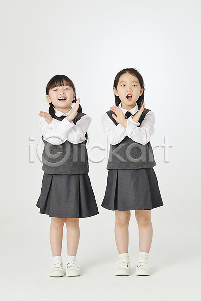 두명 어린이 여자 한국인 JPG 앞모습 포토 X 교복 금지 말하기 서기 스튜디오촬영 실내 웃음 전신 친구