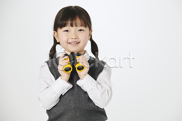 소녀(어린이) 소녀한명만 어린이 여자 한국인 한명 JPG 앞모습 포토 관찰 교복 들기 망원경 상반신 스튜디오촬영 실내