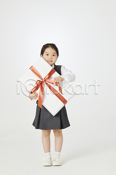 소녀(어린이) 소녀한명만 어린이 여자 한국인 한명 JPG 앞모습 포토 교복 들기 서기 선물상자 스튜디오촬영 실내 잡기 전신