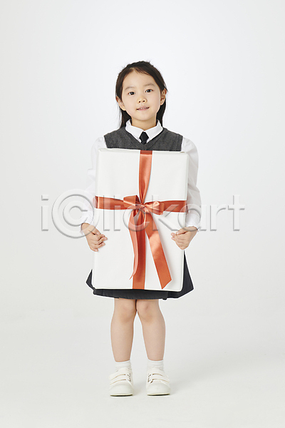 소녀(어린이) 소녀한명만 어린이 여자 한국인 한명 JPG 앞모습 포토 교복 들기 서기 선물상자 스튜디오촬영 실내 전신