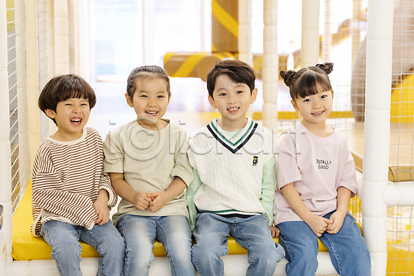 즐거움 함께함 남자 소녀(어린이) 소년 어린이 어린이만 여러명 여자 한국인 JPG 앞모습 포토 미소(표정) 상반신 실내 앉기 웃음 친구 키즈카페
