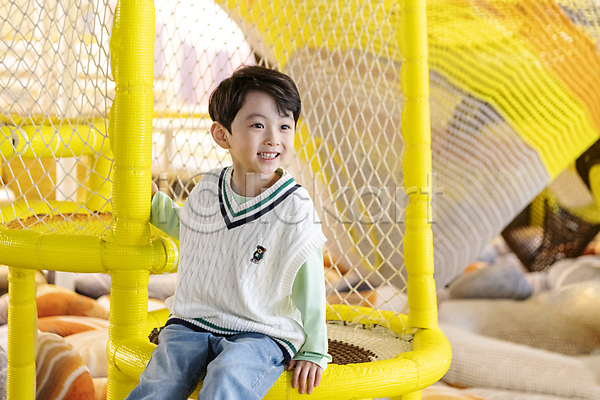 즐거움 남자 소년 소년한명만 어린이 한국인 한명 JPG 앞모습 포토 놀이 미소(표정) 상반신 실내 앉기 키즈카페