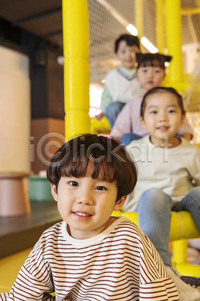 즐거움 남자 소녀(어린이) 소년 어린이 어린이만 여러명 여자 한국인 JPG 아웃포커스 앞모습 포토 놀이 미소(표정) 상반신 실내 앉기 응시 일렬 친구 키즈카페