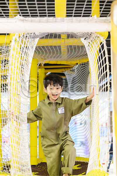 즐거움 행복 남자 소년 소년한명만 어린이 한국인 한명 JPG 앞모습 포토 놀이 손짚기 실내 웃음 전신 키즈카페