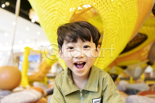즐거움 행복 남자 소년 소년한명만 어린이 한국인 한명 JPG 아웃포커스 앞모습 포토 놀이 상반신 실내 웃음 입벌림 키즈카페
