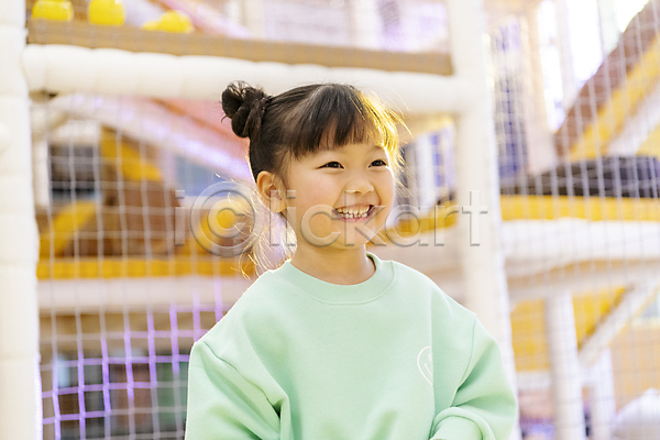즐거움 행복 소녀(어린이) 소녀한명만 어린이 여자 한국인 한명 JPG 아웃포커스 앞모습 포토 놀이 미소(표정) 상반신 실내 웃음 키즈카페