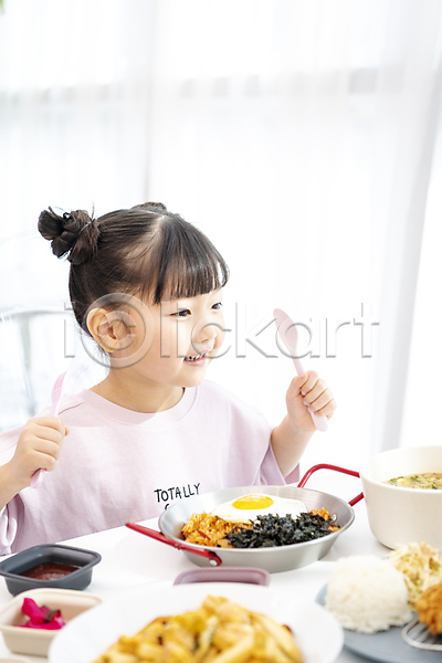 즐거움 소녀(어린이) 소녀한명만 어린이 여자 한국인 한명 JPG 앞모습 옆모습 포토 들기 상반신 식사 실내 웃음 음식 키즈카페