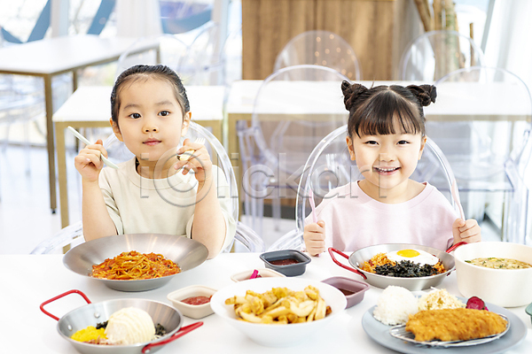 즐거움 두명 소녀(어린이) 소녀만 어린이 여자 한국인 JPG 앞모습 포토 들기 미소(표정) 상반신 식사 실내 웃음 음식 응시 친구 키즈카페