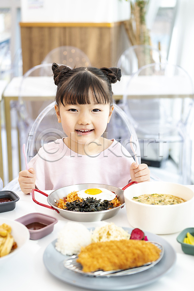 즐거움 소녀(어린이) 소녀한명만 어린이 여자 한국인 한명 JPG 앞모습 포토 들기 미소(표정) 상반신 식사 실내 음식 응시 키즈카페