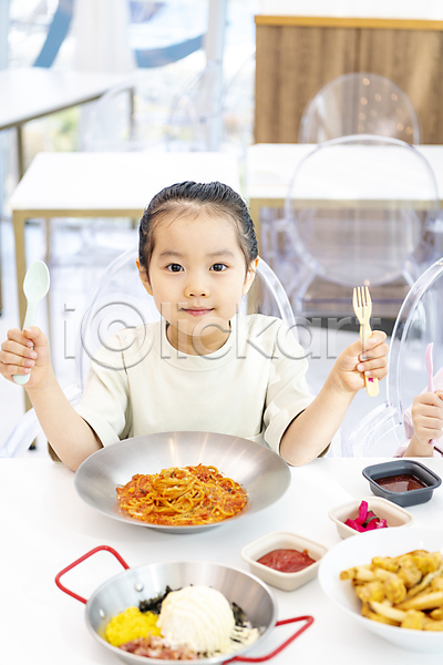 즐거움 소녀(어린이) 소녀한명만 어린이 여자 한국인 한명 JPG 앞모습 포토 들기 미소(표정) 상반신 숟가락 식사 실내 음식 응시 키즈카페 포크