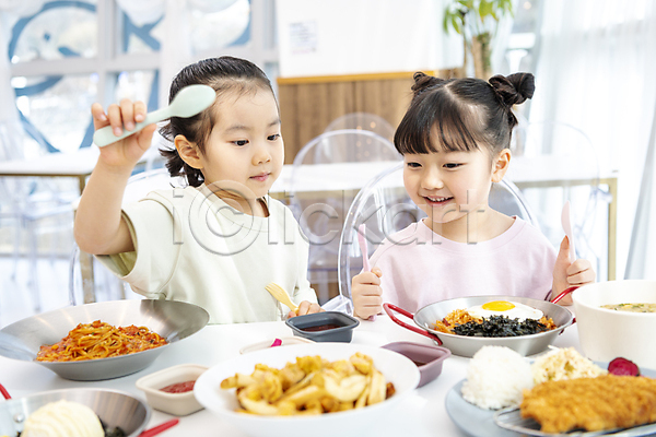 즐거움 두명 소녀(어린이) 소녀만 어린이 여자 한국인 JPG 앞모습 포토 들기 미소(표정) 상반신 숟가락 식사 실내 웃음 음식 친구 키즈카페 포크