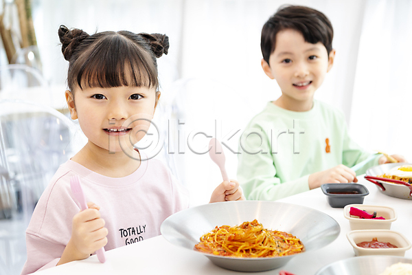 즐거움 남자 두명 소녀(어린이) 소년 어린이 어린이만 여자 한국인 JPG 앞모습 포토 들기 상반신 숟가락 식사 실내 앉기 음식 응시 친구 키즈카페 포크