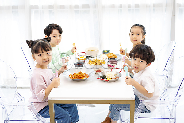 즐거움 남자 소녀(어린이) 소년 어린이 어린이만 여러명 여자 한국인 JPG 앞모습 포토 들기 미소(표정) 상반신 숟가락 식사 식탁 실내 앉기 음식 응시 의자 친구 키즈카페 포크