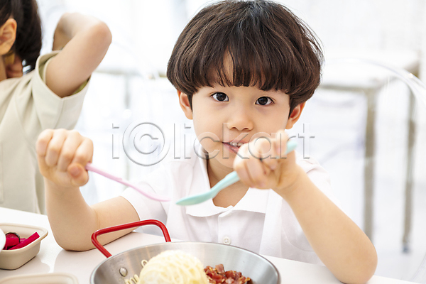 즐거움 남자 소년 소년한명만 어린이 한국인 한명 JPG 아웃포커스 앞모습 포토 들기 미소(표정) 상반신 숟가락 식사 실내 음식 응시 키즈카페 포크