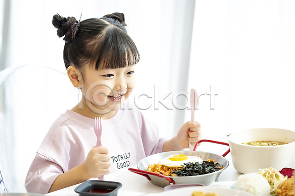 즐거움 소녀(어린이) 소녀한명만 어린이 여자 한국인 한명 JPG 앞모습 옆모습 포토 들기 미소(표정) 상반신 숟가락 식사 실내 웃음 음식 키즈카페 포크