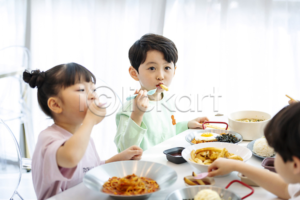 남자 세명 소녀(어린이) 소년 어린이 어린이만 여자 한국인 JPG 옆모습 포토 들기 먹기 상반신 숟가락 식사 실내 음식 친구 키즈카페 포크