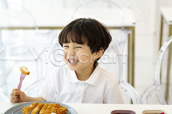즐거움 남자 소년 소년한명만 어린이 한국인 한명 JPG 앞모습 포토 들기 상반신 식사 실내 웃음 음식 키즈카페 포크